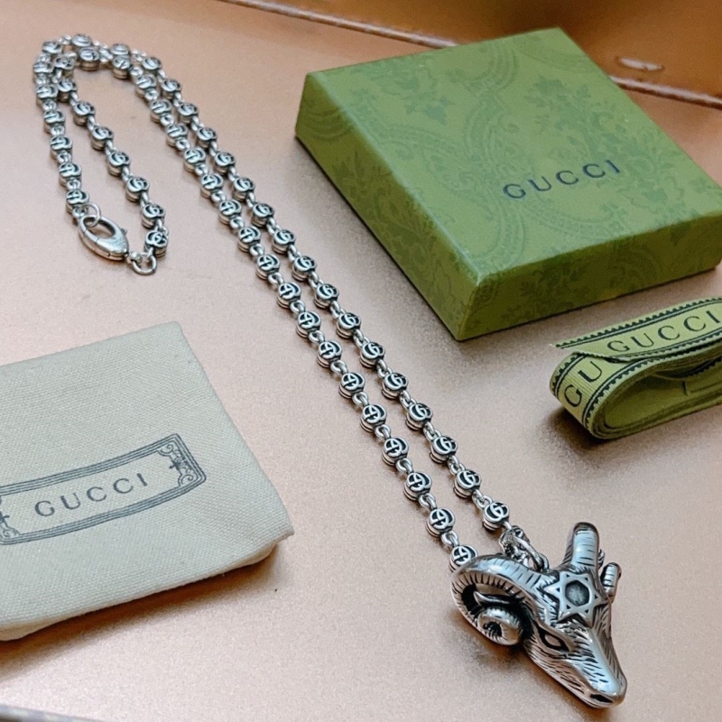 G*u*i necklaces